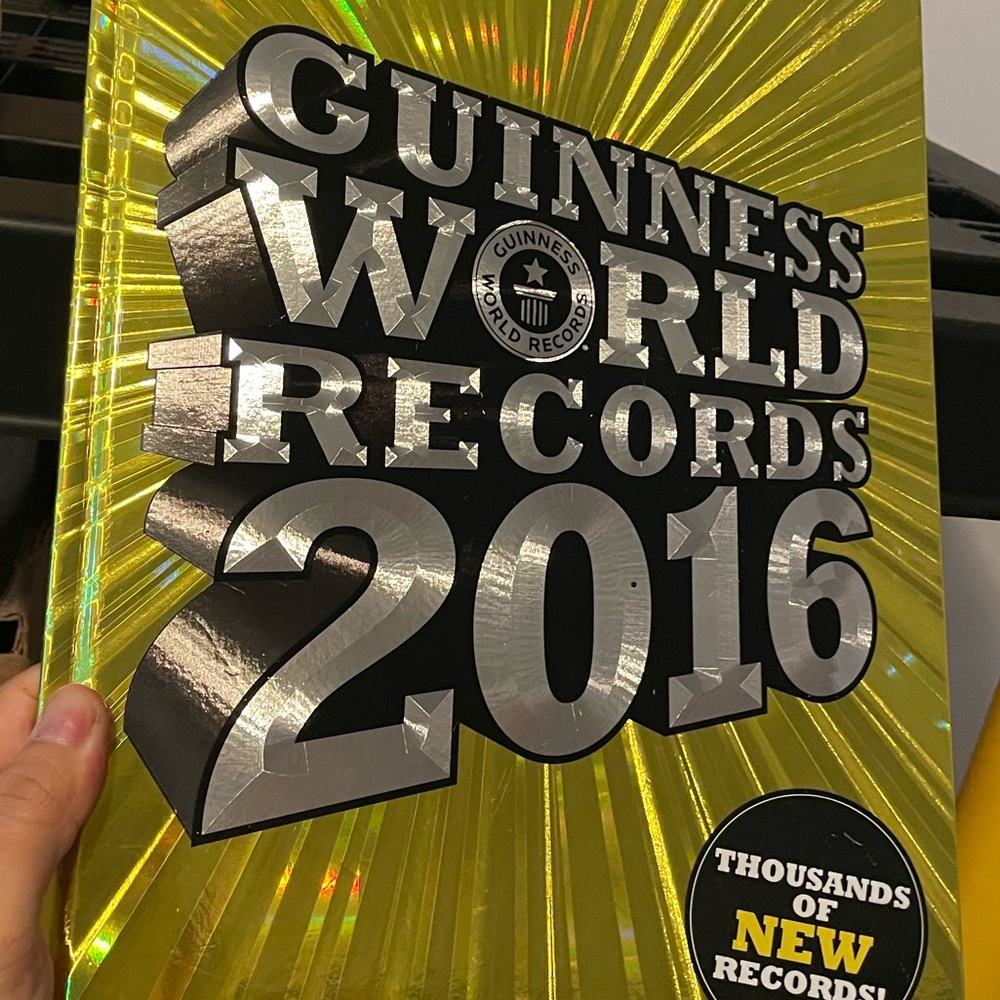 Guinness world records 2016 book golden cover euc